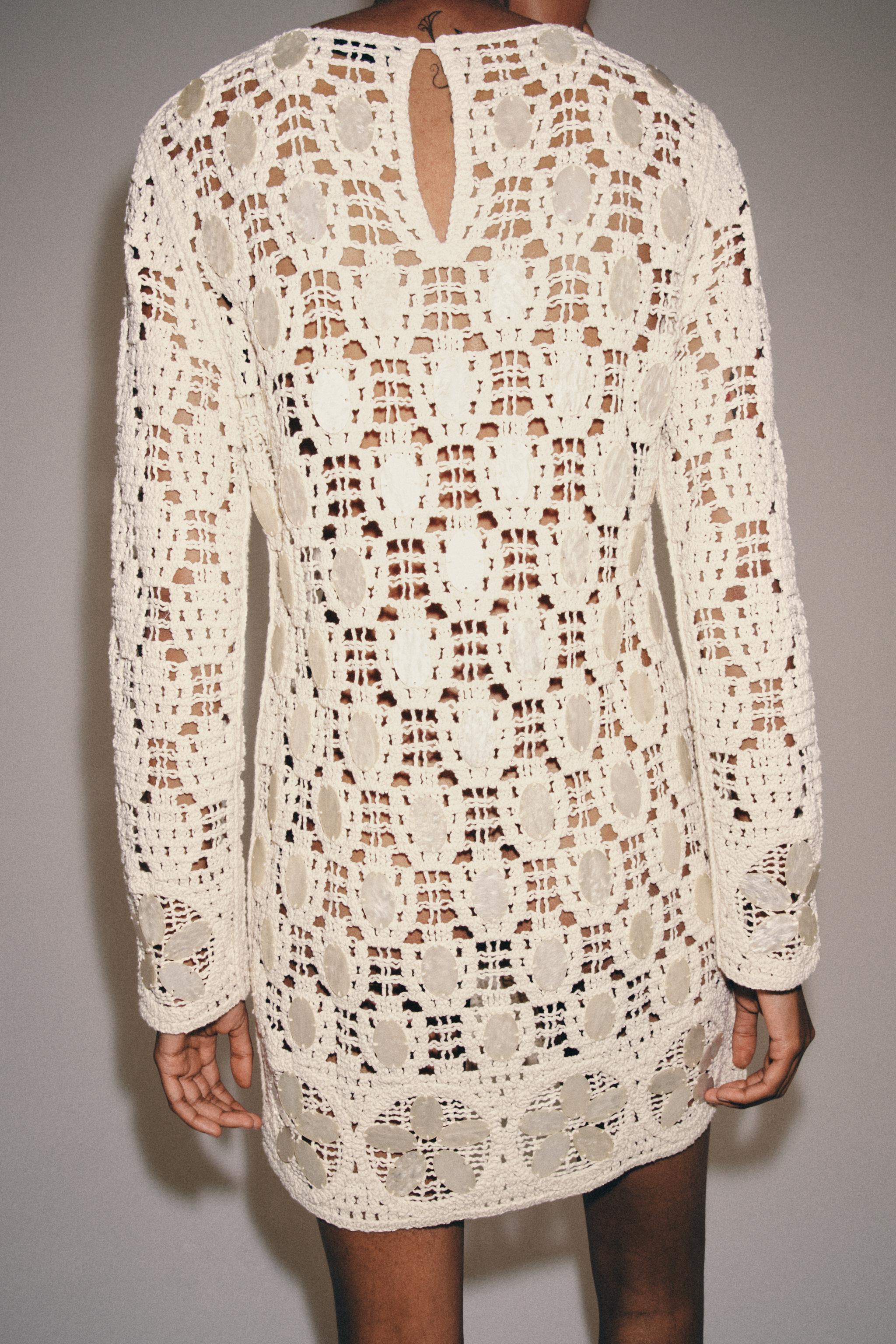 ROBE EN MAILLE AJOURÉE AVEC FANTAISIE